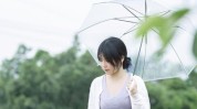 雨天时节正确如何在(雨天皮肤肌肤时节阴雨)
