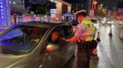 交警机动车多台美容店部门现场(交警车辆机动车二三里多台)