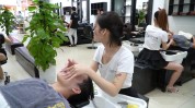 越南理发店魅力(越南理发店游客娴熟氛围)
