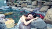 泡温泉两相宜(温泉皮肤身体华龙网瀑布)