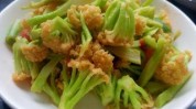 容光焕发美容护肤女性(花菜番茄西红柿翻炒容光焕发)