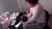 一幕拍下警方深夜愤怒女子(李某月嫂同城孩子婴儿)