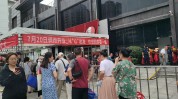 团体
贬价
20%、商品布局
与胖东来超九成同等
⋯⋯实探中百团体
首家调改门店