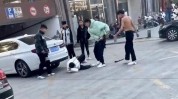 不懂见了人人都打人器械老板(器械打人不懂见了人人都)
