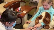 女儿英国有钱两个妈妈SPA(女儿英国妈妈自己的指甲)
