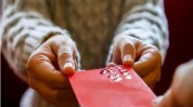 要用压岁钱母亲妈妈青春大学生(露露妈妈压岁钱要用青春)