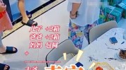 一家3口默契买走同一大爷17箱桃 网友：不是一家人，不进一家门，都是热心肠