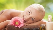 水疗貌美年轻女性世界SPA(水疗身体健康方式是一种)