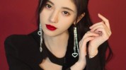 也不浓妆红唇离谱妆容鞠婧(妆容也不浓妆离谱红唇)