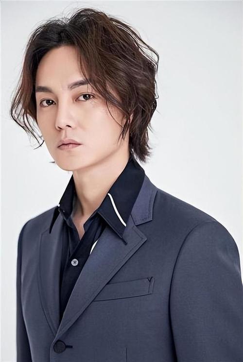 已成男性潮流项目(男性眼袋手术鬓角已成)