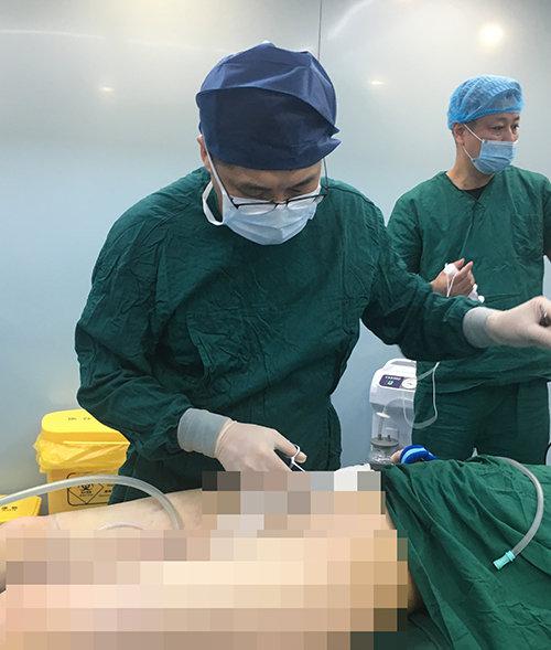 把她送进大腿谎言抽脂美丽(抽脂手术医院大腿把她)