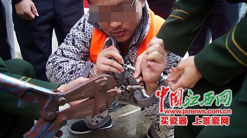美容院居民楼(江南都市报民警药品记者)
