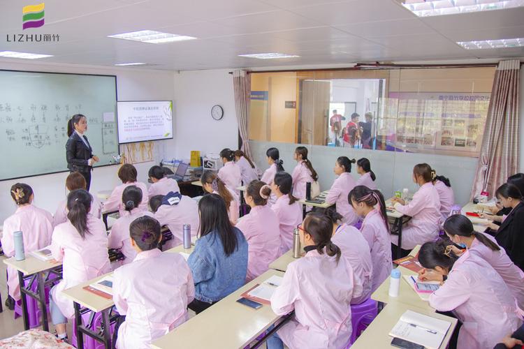 自己的南宁美容师教你(美容师南宁手指培训学校手腕)