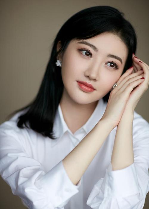 你就三点同龄人气质漂亮年轻(自己的漂亮你就年轻同龄人)