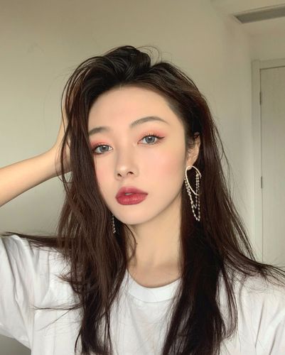 粗糙精致女生(自己的精致女生妆容穿着)