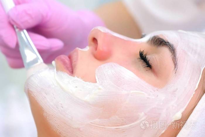 美容院员工(皮肤有什么作用美容师面膜)