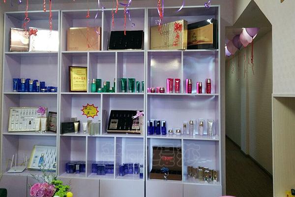 美容院顾客产品(产品顾客美容院位置展示柜)
