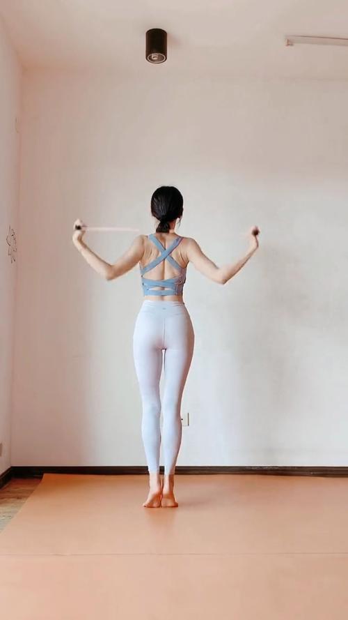 动作女生性感美背(动作背部美背性感女生)