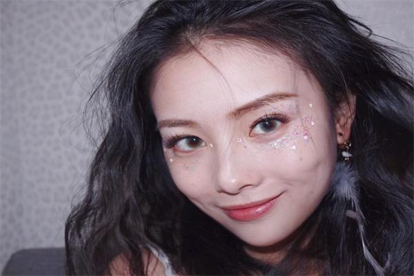 新名词你都知道了年美妆圈爆火(新名词你都知道了妆容亮片)