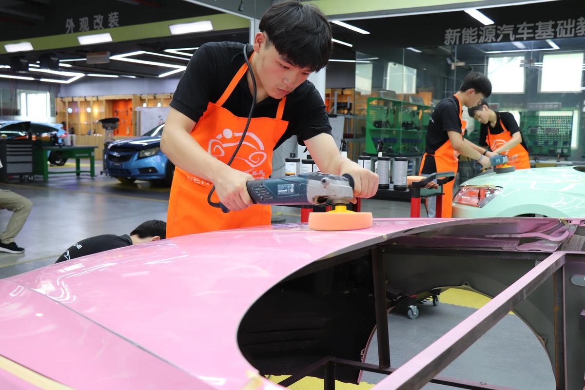 汽车美容美容店开好汽车(汽车美容教程汽车碎片美容店)