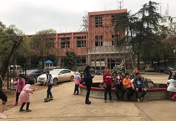 之路武汉风波爱心孩子学校(孩子武汉彝族艺高学校)