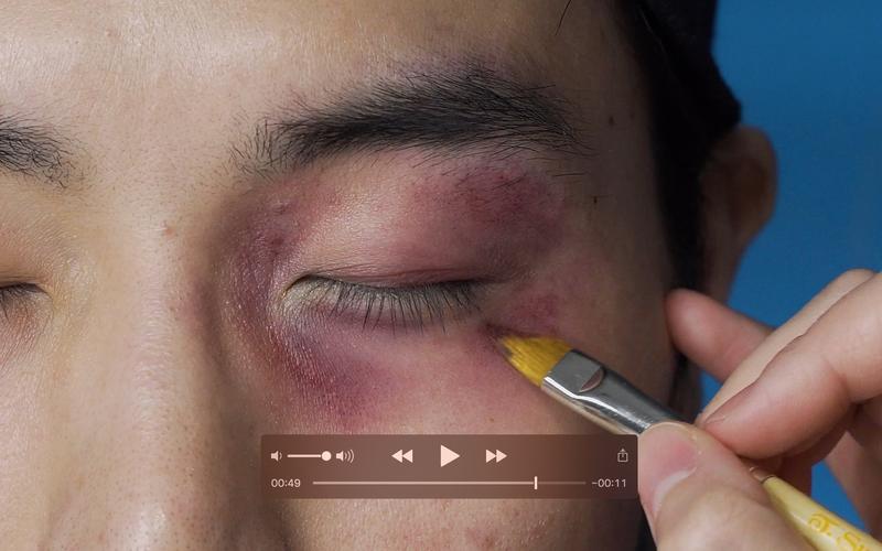 看着教你特效眼睛淤青妆(看着教你眼睛特效颜色)