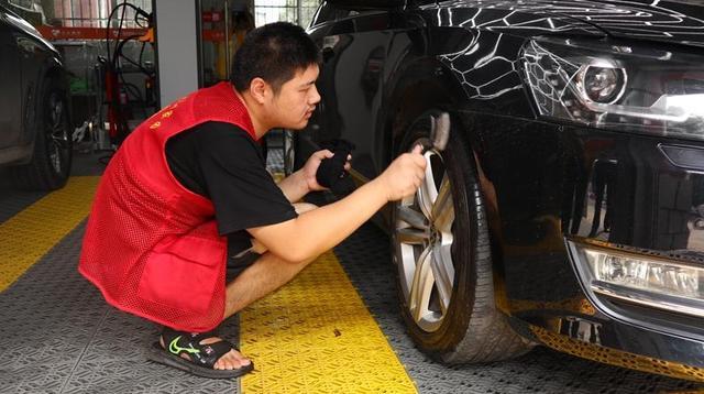 洗车美容师武汉半年途虎店(洗车车主技师聋哑人店里)