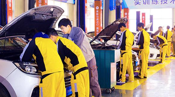 汽车美容学校专业(郑州汽车汽车美容万通学校)