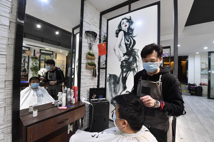 测温各有妙招用具标配美发店(顾客记者门店女宾南京)