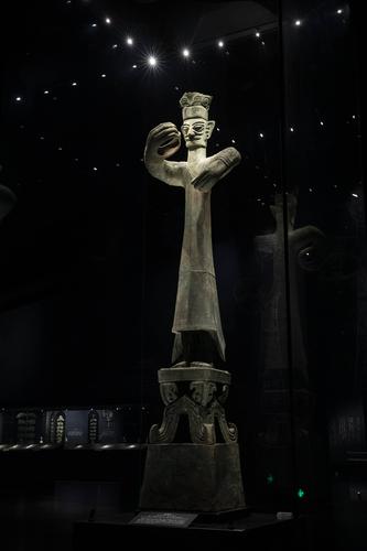 一枚胶囊时空三星堆文明(三星堆遗址青铜器中原祭祀)