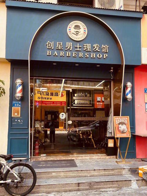 理发店如何做好门头(理发店门头如何做好店铺玻璃)