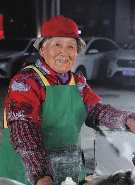 郑州奶奶年轻多万做(郑州年轻奶奶老人让人)