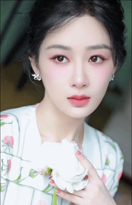 才是换脸女星杨紫(才是换脸女星自己的独特)