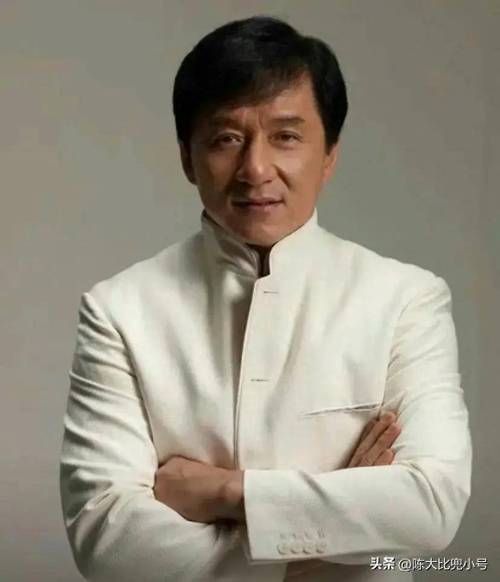 成龙刷白头顶不服老(成龙刷白头发时间网友)