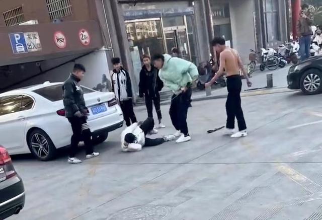不懂见了人人都打人器械老板(器械打人不懂见了人人都)