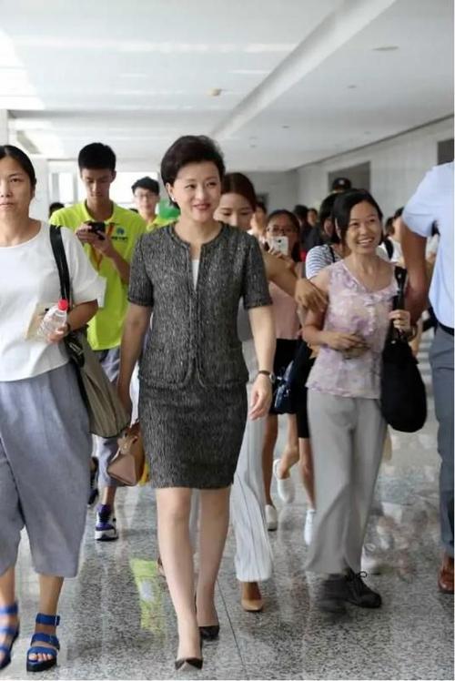 驼背没了气质当年岁杨澜素颜生图显老(驼背没了气质当年姐姐)