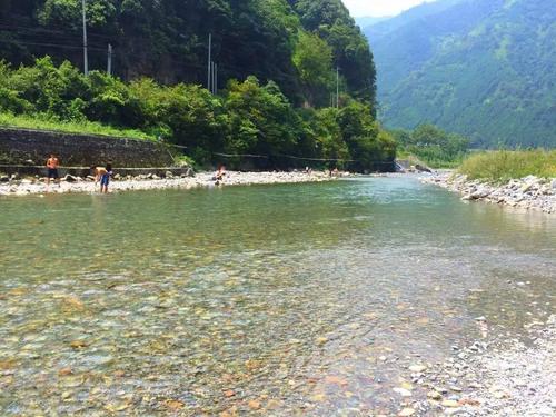 野景景色四伏危机虽好却别去网红(河道野景浅滩桥下警示牌)