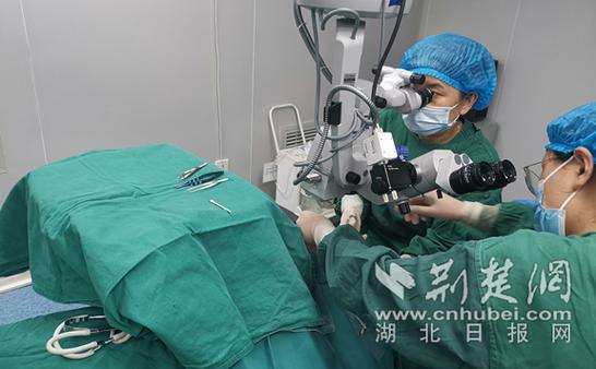 单眼余年帮她视物女子医生(斜视小姐医院眼科手术)
