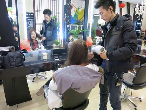 不清楚理发师千元店长小伙个头(理发师小周店长不清楚千元)
