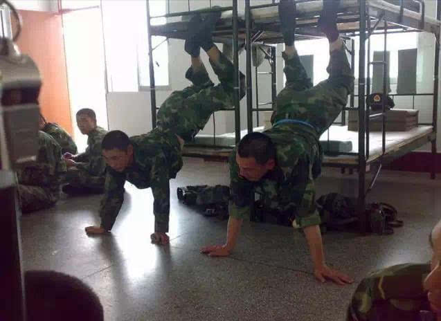 俯卧撑兄弟们王牌胸部动作(俯卧撑动作胸肌兄弟们胸部)