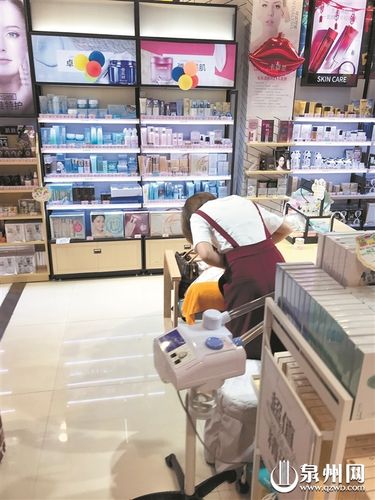 泉州都没就做无证化妆品工商(化妆品店员记者专柜闽南)
