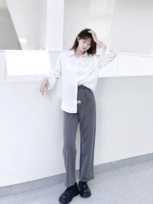 白灰你就也要衣服女生露肤度(白灰你就也要衣服女生)