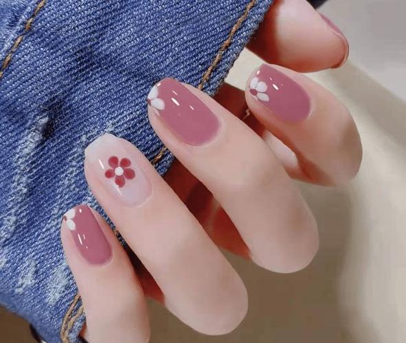 淡雅简约亮丽美甲清新风格(美甲淡雅简约亮丽清新)