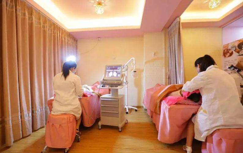 美容院姑娘女子百多斤(美容院姑娘女子顾客店里)