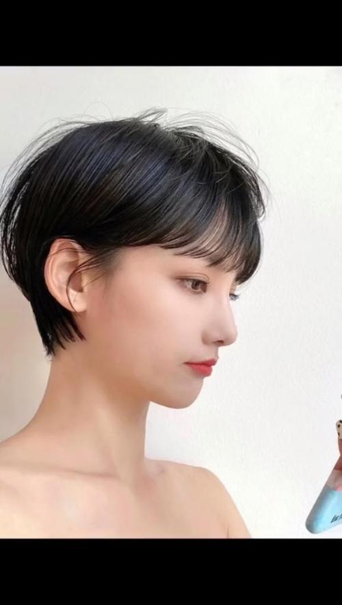 发型造型服饰(发型好看自己的女孩短发)