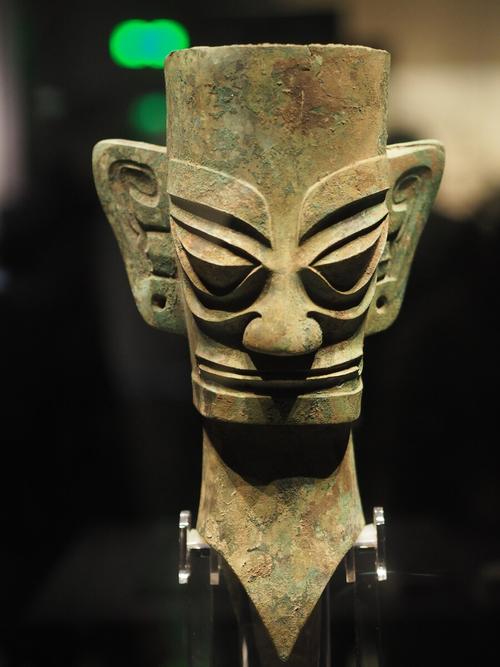 首次人像文物三星堆发现铜人(人像这件封面器物三星堆)