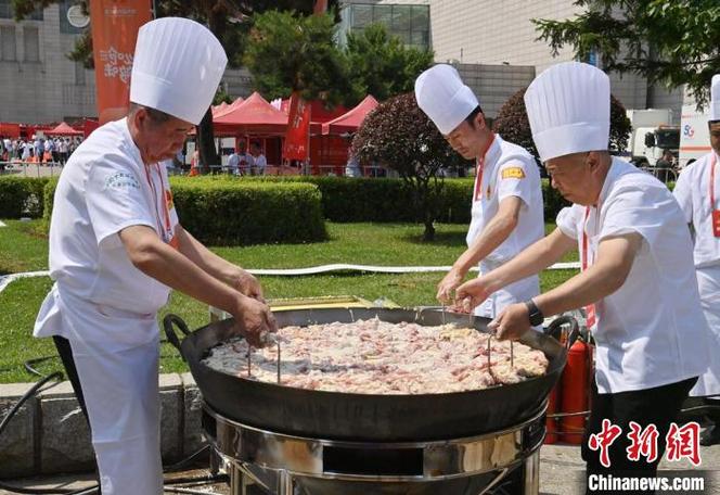 吉林:天下
锅包肉大赛开幕,286 名选手比赛
厨神称呼