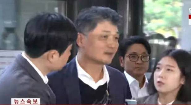 韩国法院对Kakao首创
人Kim发出逮捕令
