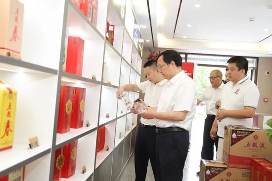 五粮液董事长曾从钦带队调研市场：要辨证看待短期市场行为和长期利益之间孰轻孰重的关系